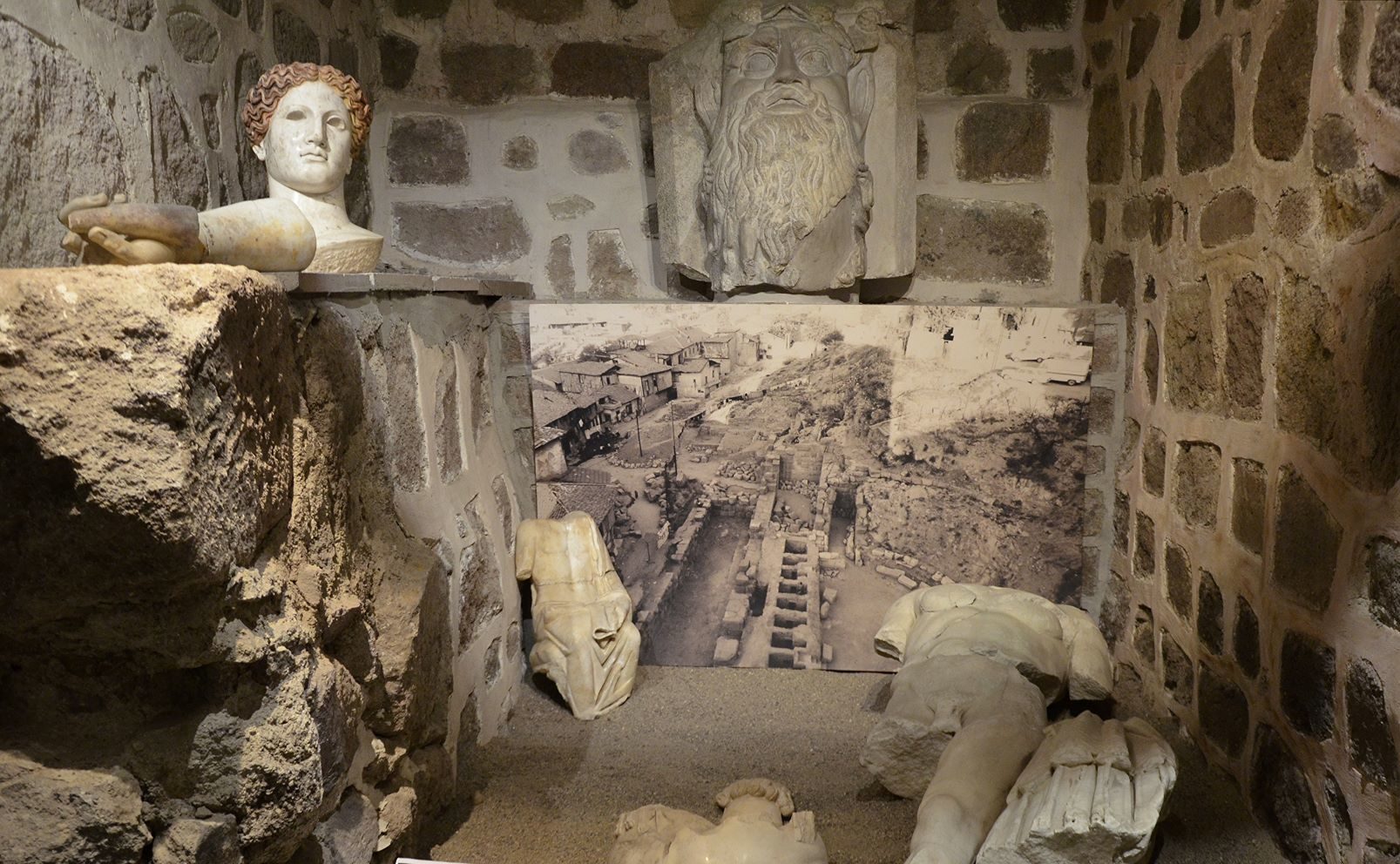 Finds_from_the_Roman_theatre_of_Ancyra_(Ankara,_Museum_of_Anatolian_Civilizations,_Ankara